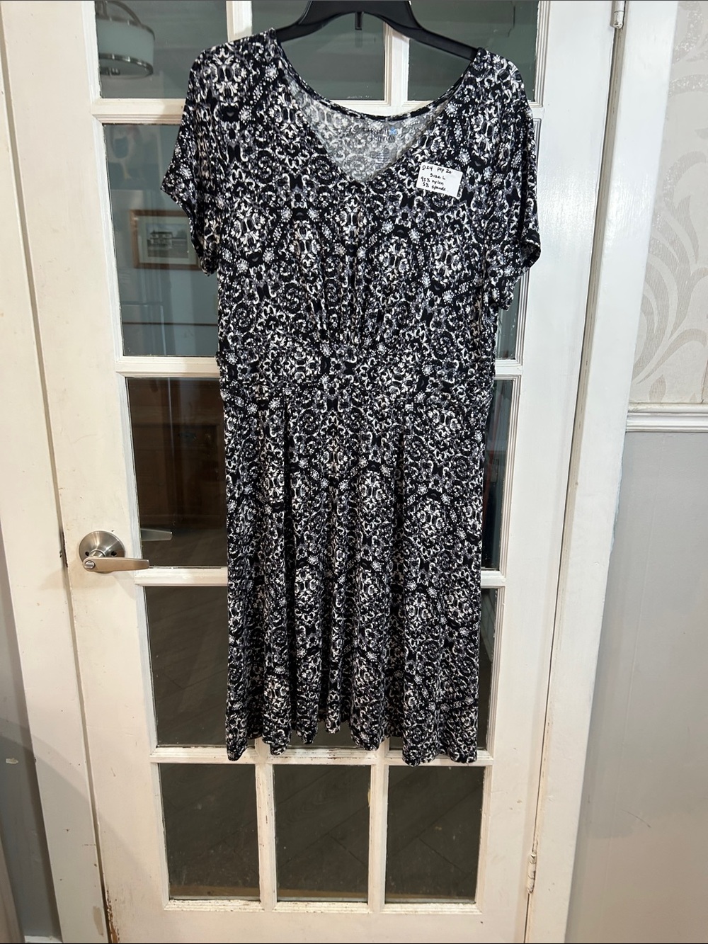 O24.    croft & barrow Black and White Printed V-Neck Midi Dress